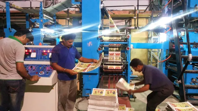 छपाई यंत्र चालवताना