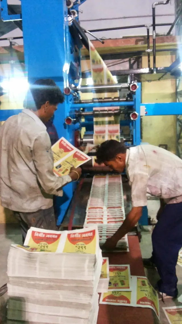 छपाईनंतर अंक तपासताना