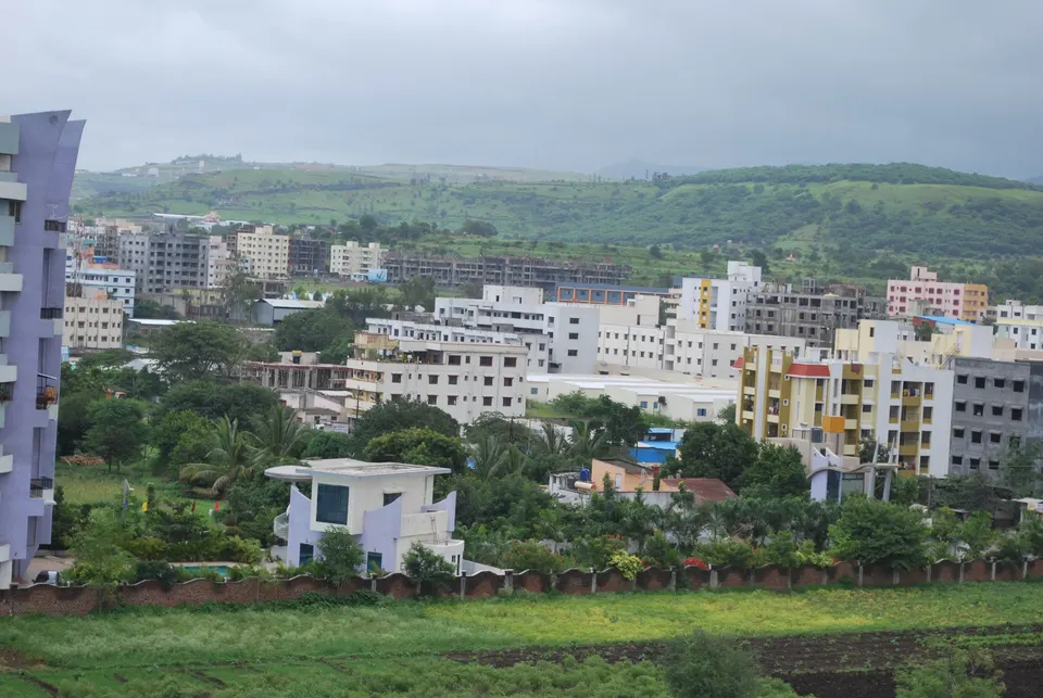 पुण्यातील धायरी परिसरातील बहुमजली निवासी इमारती
