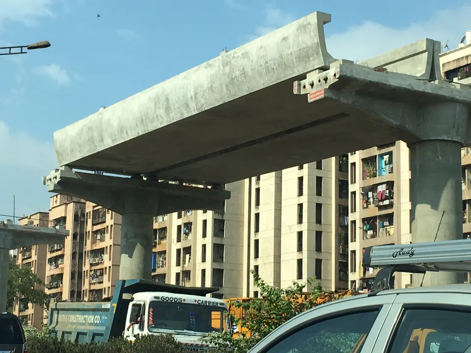 मालाड पूर्व येथे रस्त्यावर खांबांवर उभारले जात असलेले मुंबई मेट्रोचे उन्नत मार्गाचे काँक्रीट भाग