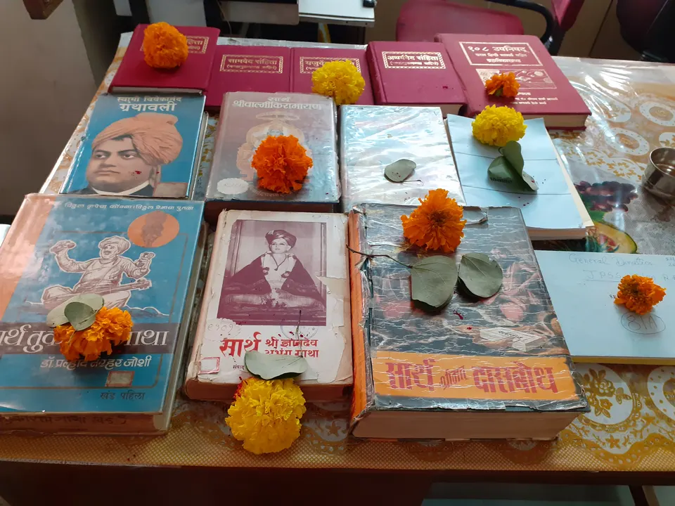 विजयादशमीनिमित्त झेंडूची फुले व आपट्याची पाने वाहून पूजलेले मराठी ग्रंथ