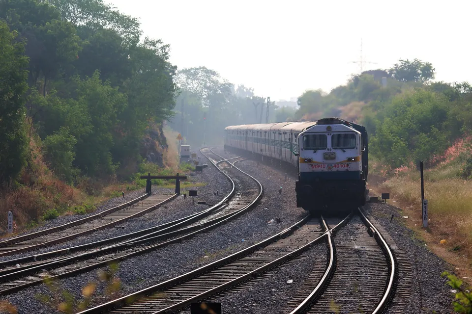 अकोल्याकडे येणारी प्रवासी रेल्वेगाडी