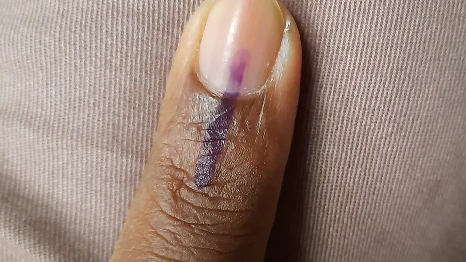 मतदानानंतर बोटाला लावलेली शाई