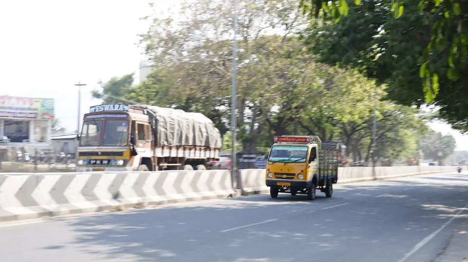 रस्त्यावरील टिप्पर