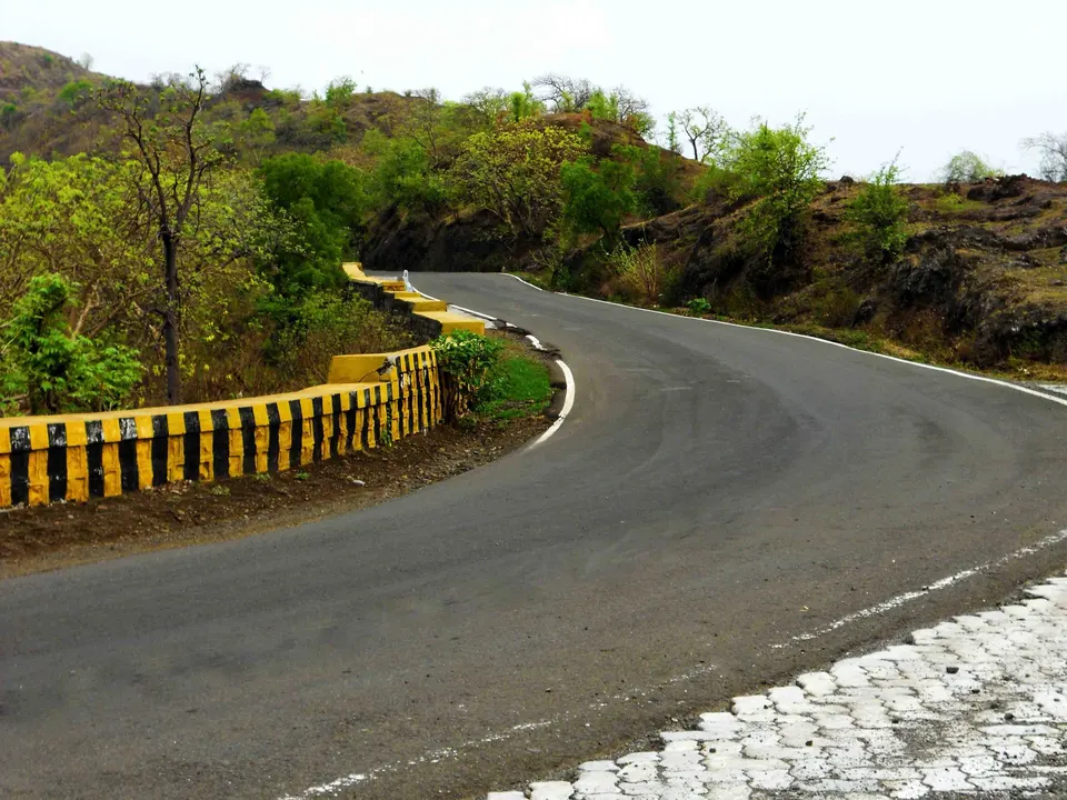 बुलढाणा परिसरातील रस्ता