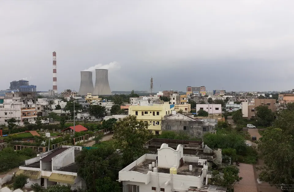 औष्णिक वीज केंद्राच्या कूलिंग टॉवरसह चंद्रपूर शहर