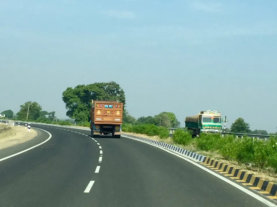 राष्ट्रीय महामार्गावरील ट्रक