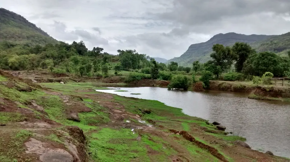 गावाजवळील पाणवठा