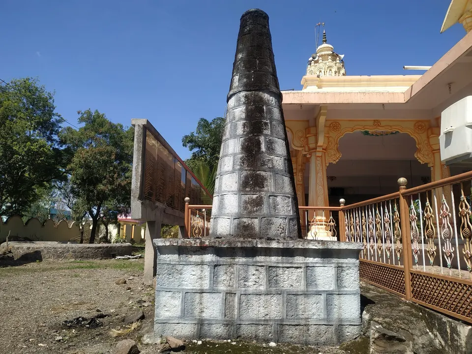 दीपमाळ असलेले महाराष्ट्रातील एक मंदिर