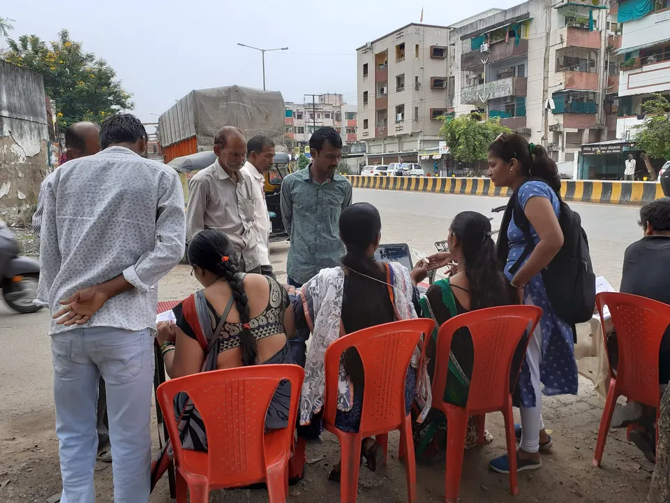 मतदार यादीत नाव शोधणारे मतदार