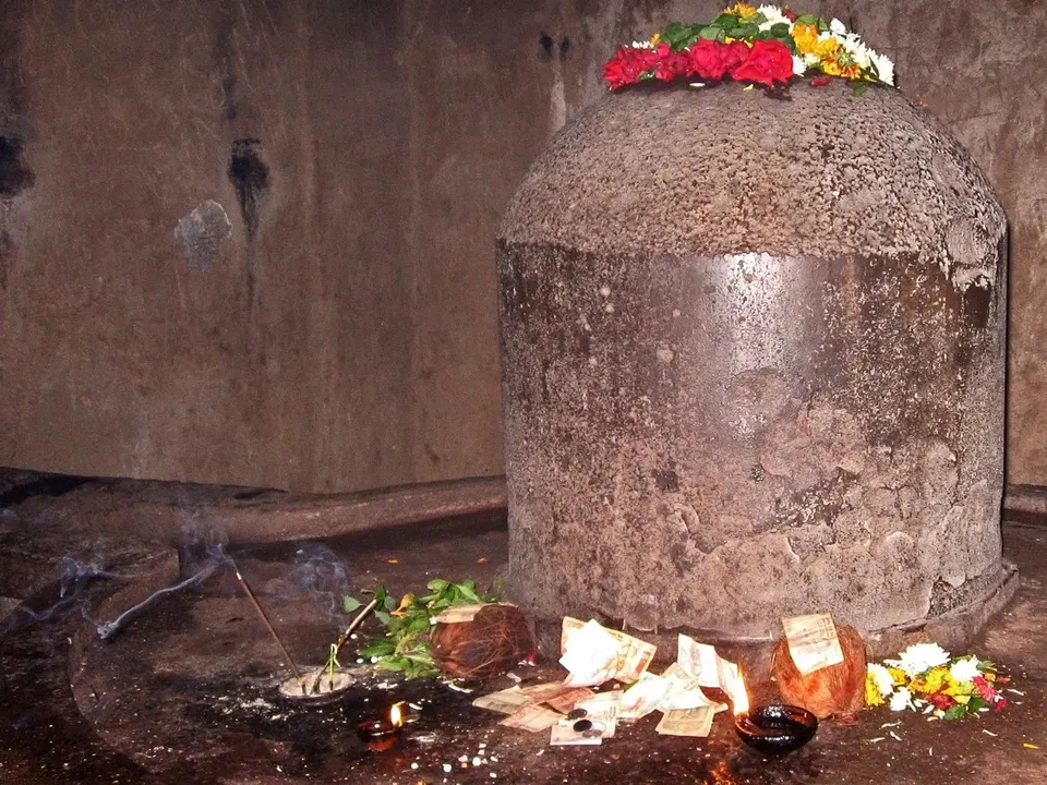 फुले आणि दक्षिणा अर्पण केलेले शिवलिंग