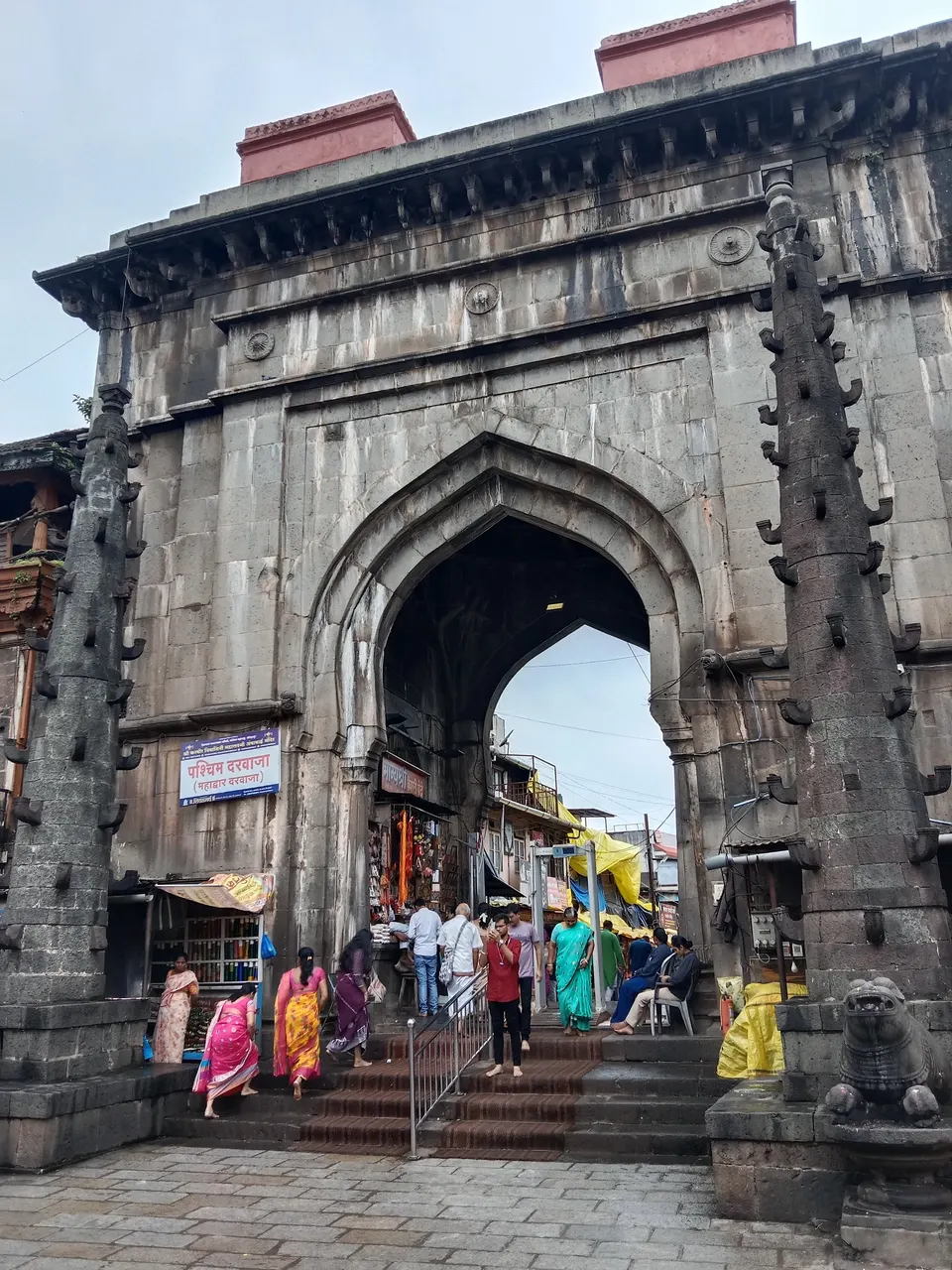कोल्हापूरच्या महालक्ष्मी मंदिराचे प्रवेशद्वार
