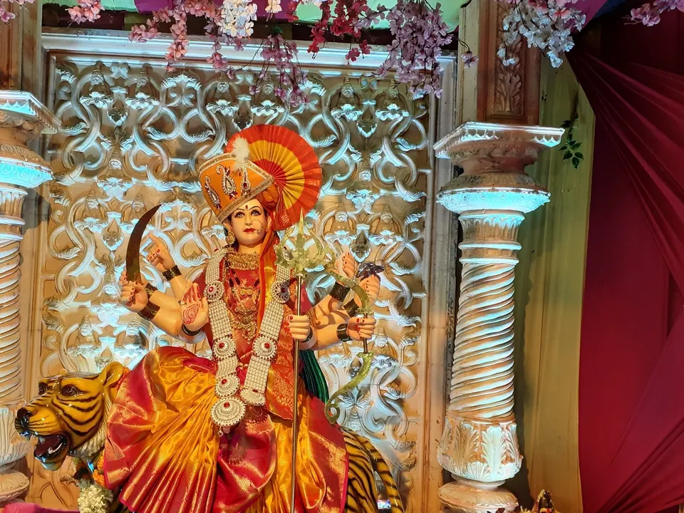 नवरात्रोत्सवातील देवीची मूर्ती