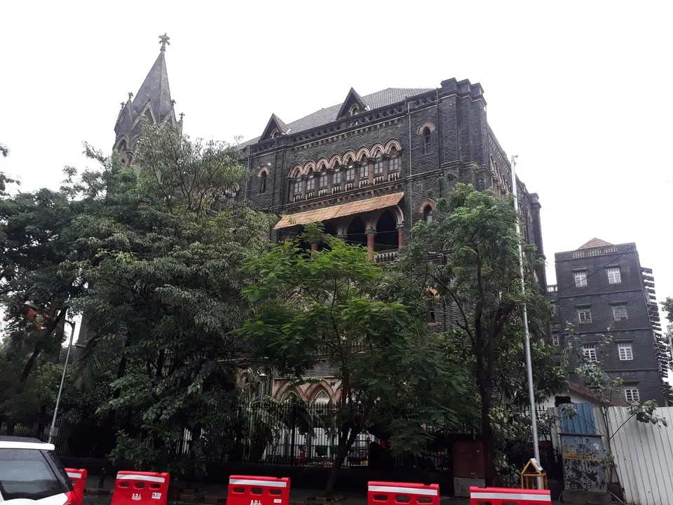 मुंबई उच्च न्यायालयाची इमारत