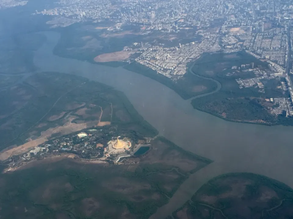 गोराई खाडी आणि बोरिवली परिसराचे हवाई दृश्य