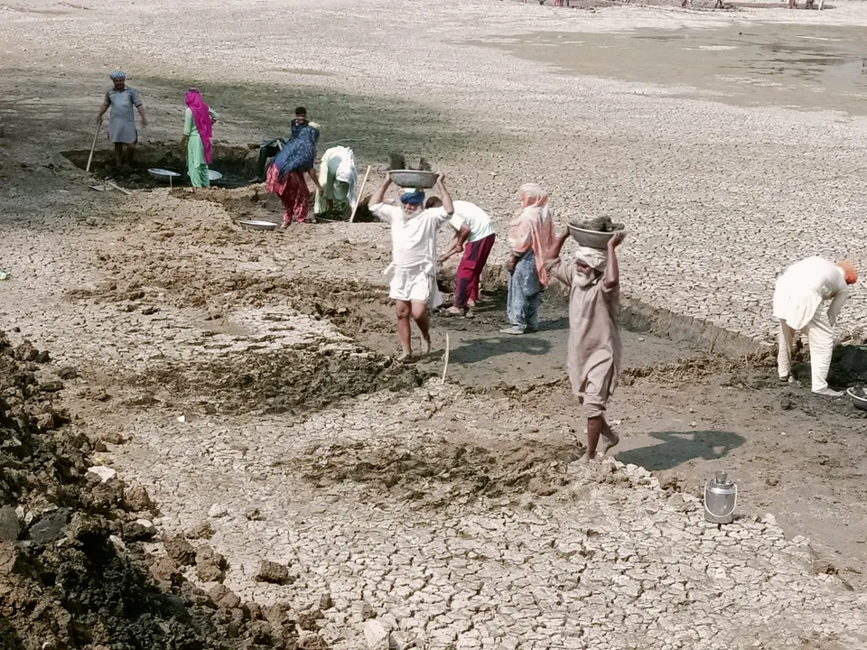 रोजगार योजनेच्या कामावरील मजूर