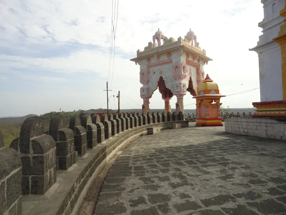 माहूरगडावरील मंदिर परिसर