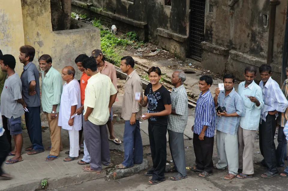मतदानासाठी रांगेत उभे मतदार