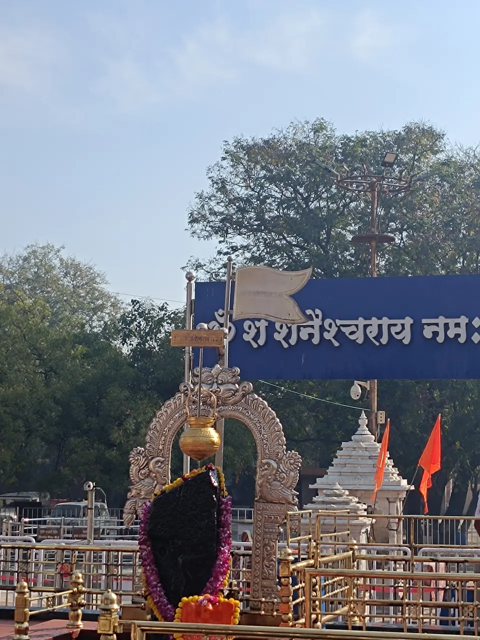 शनी मंदिराचा परिसर