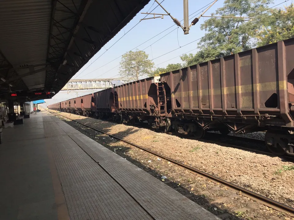 स्थानकावरून जाणारी मालगाडी