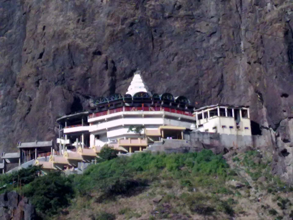डोंगराच्या कड्यावरील सप्तशृंगी देवीचे मंदिर