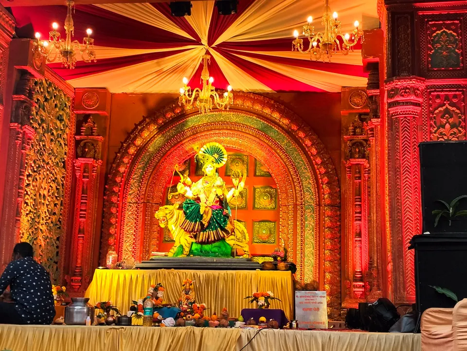 नवरात्रोत्सवात सजवलेल्या मंडपातील देवीची मूर्ती