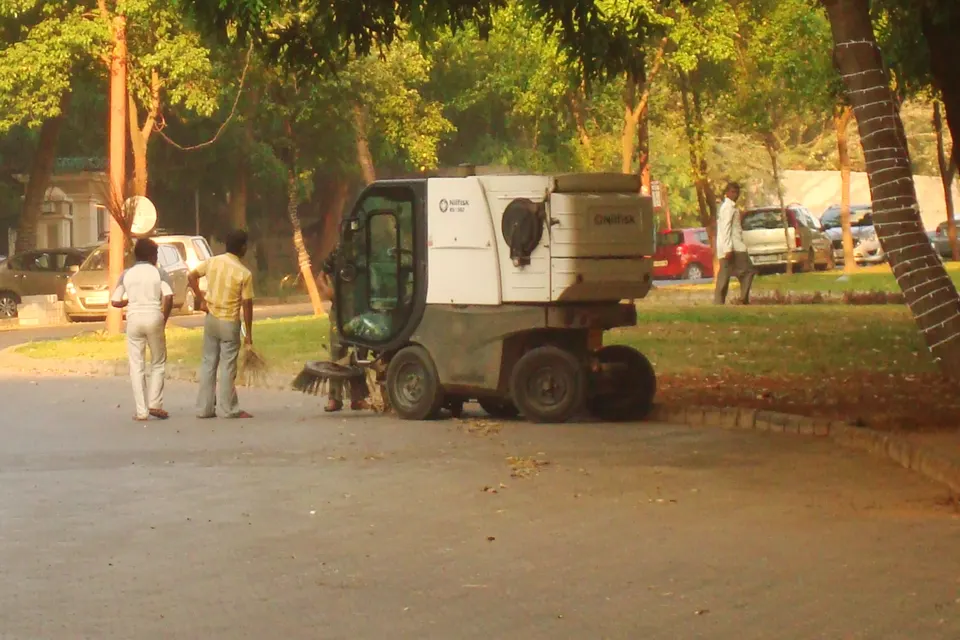 रस्ता साफ करणारे यंत्र आणि कर्मचारी