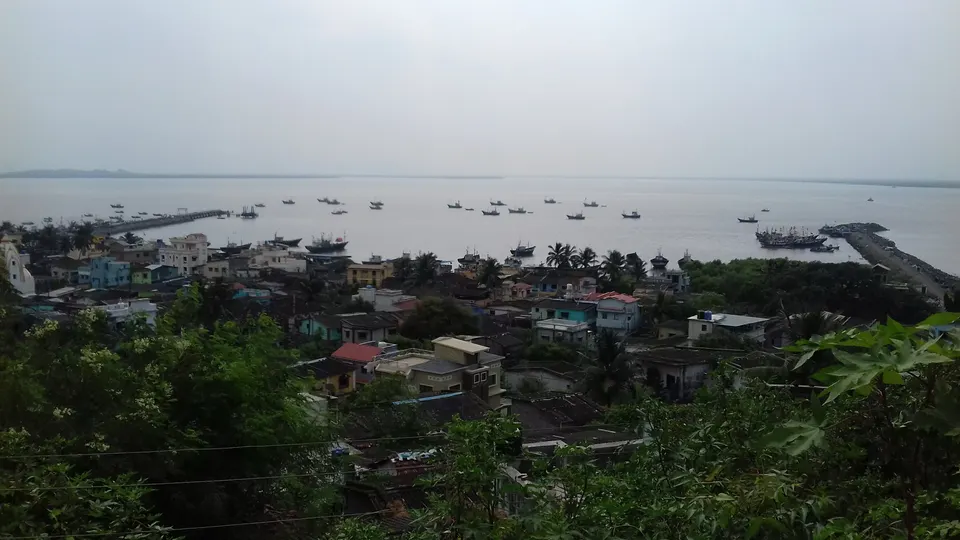 समुद्रकिनाऱ्यालगत वसलेले उरण तालुक्यातील गाव