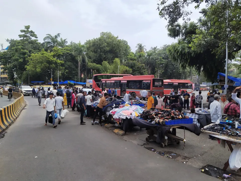 रस्त्याकडेला माल मांडून बसलेले फेरीवाले