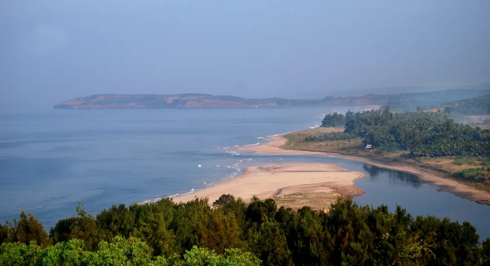 डोंगरावरून दिसणारा गणपतीपुळेचा किनारा