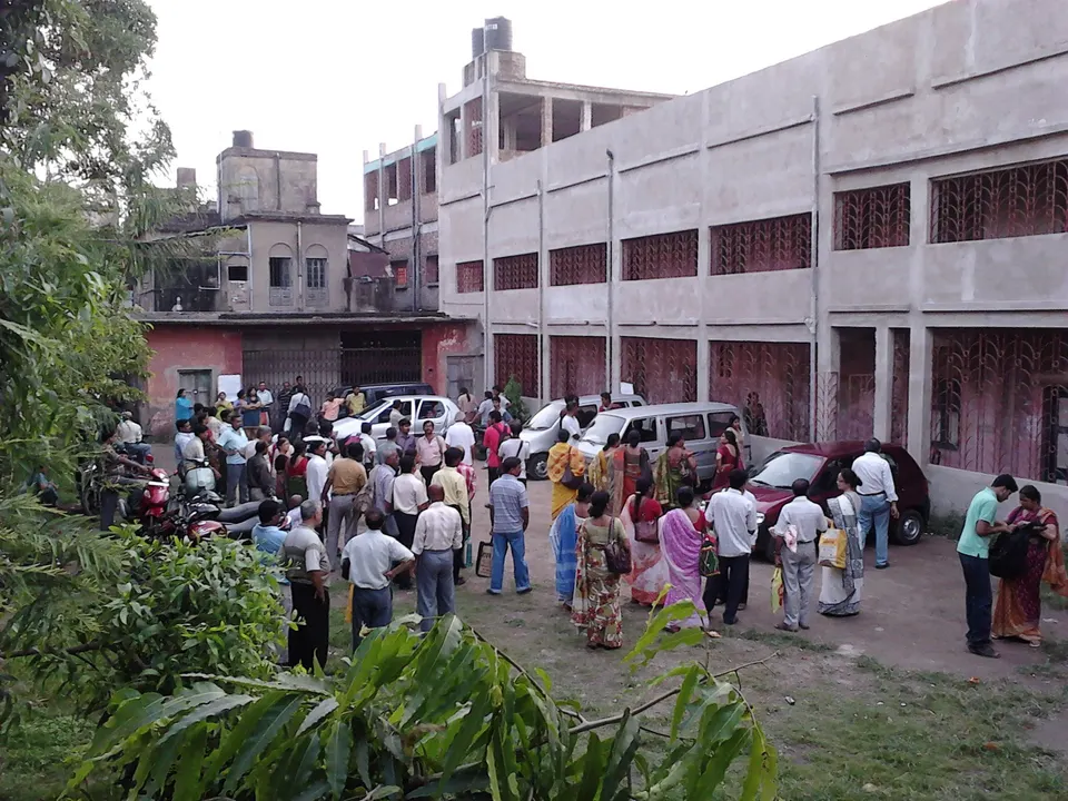 परीक्षा केंद्राबाहेर जमलेले विद्यार्थी आणि पालक