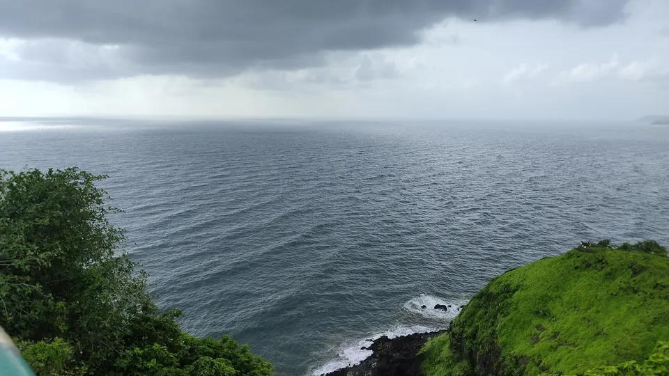 गुहागर परिसरातील समुद्रकिनारा