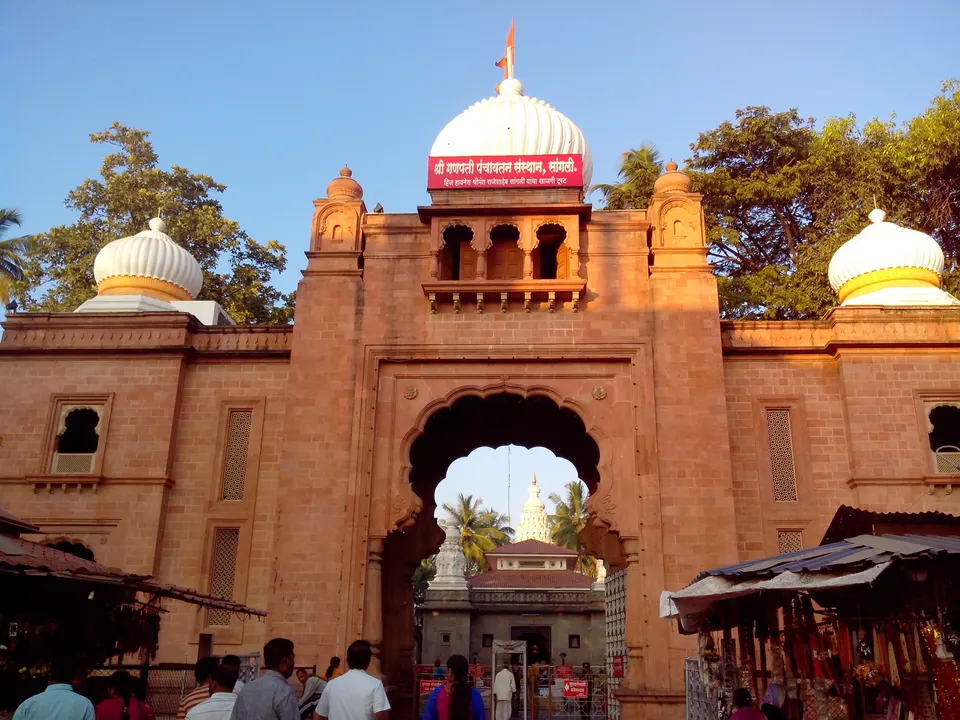 सांगलीतील गणपती मंदिराचे प्रवेशद्वार आणि बाहेरील दुकाने