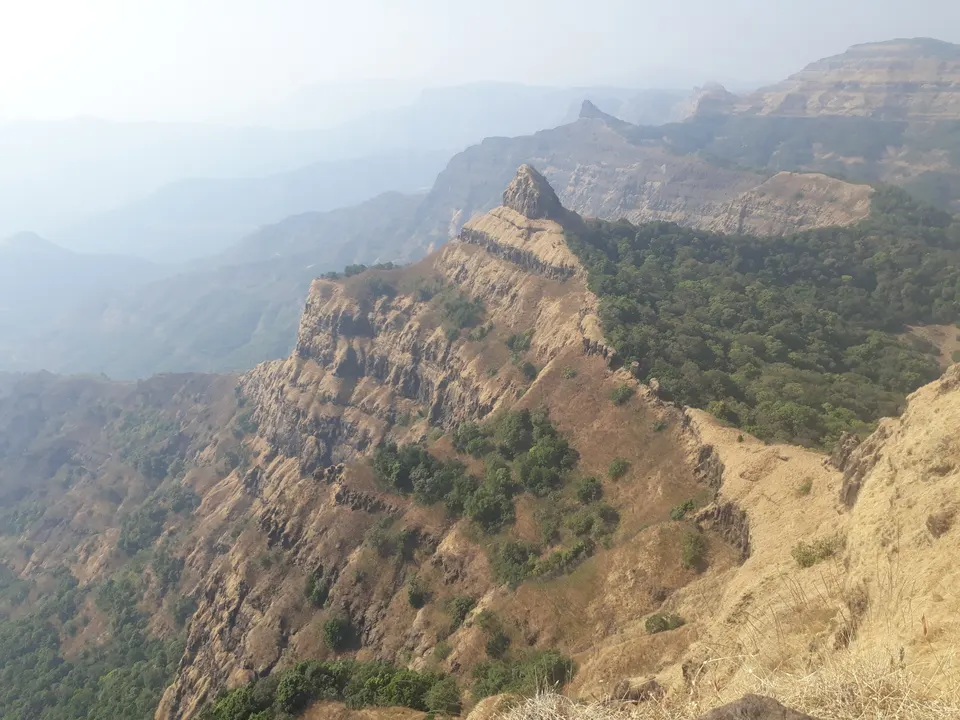 सह्याद्रीच्या डोंगररांगांतील वासोटा किल्ला