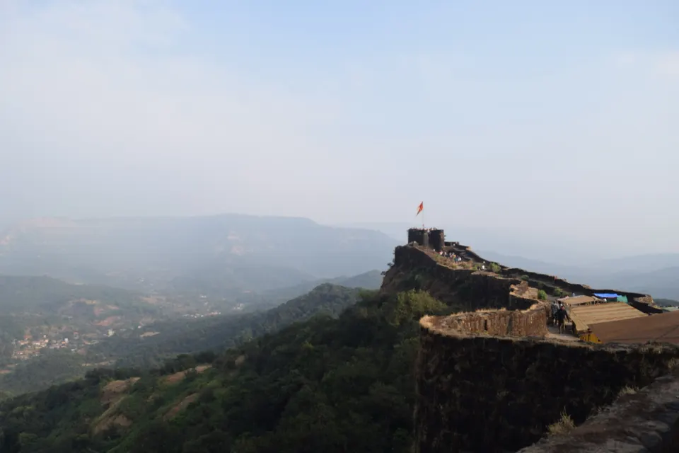 प्रतापगडाची तटबंदी आणि भगवा ध्वज