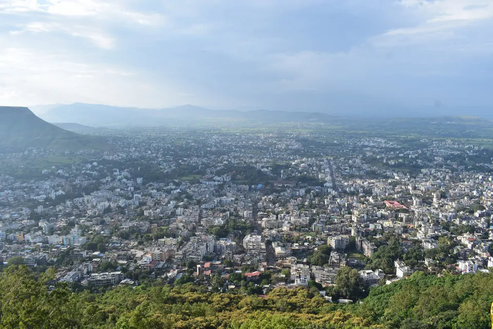 अजिंक्यताऱ्यावरून दिसणारे सातारा शहर