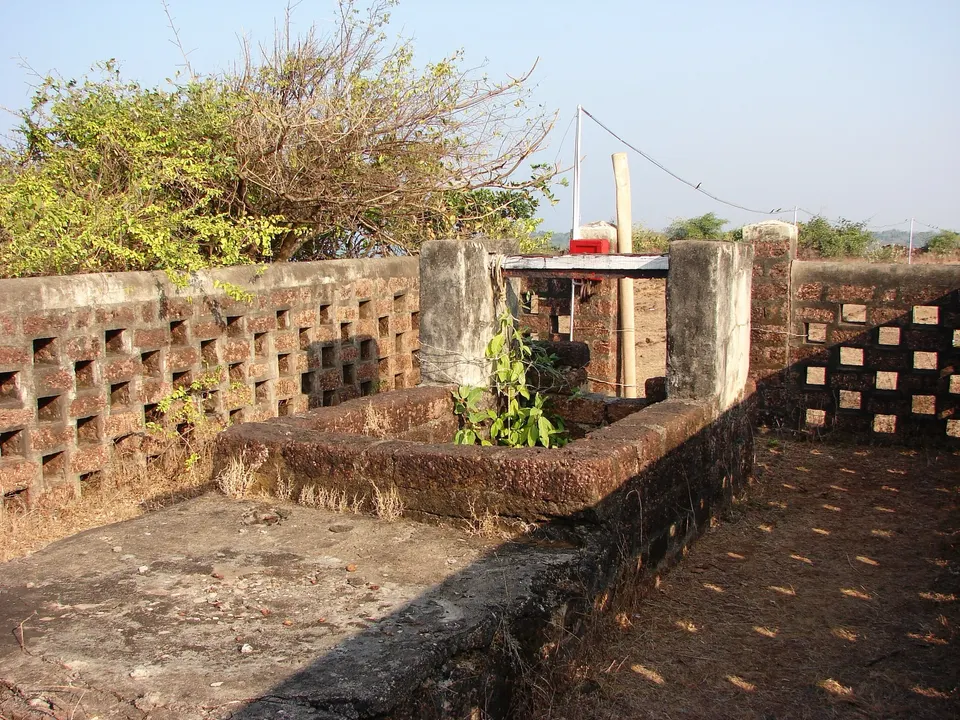 जाळीदार कठडा असलेली जुनी विहीर