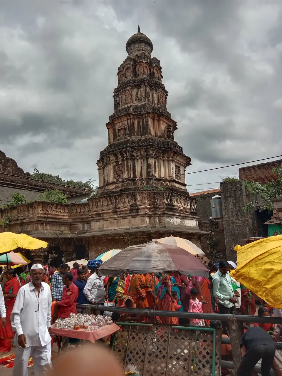 पंढरपूरच्या विठ्ठल मंदिराचा शिखर आणि भाविकांची गर्दी