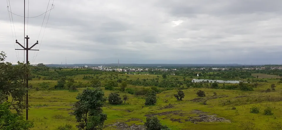 डोंगरावरून दिसणारा कारंजा (घाडगे) परिसर